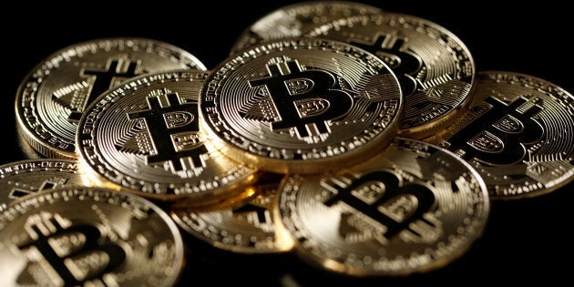 Une collection de jetons bitcoins, une monnaie virtuelle.