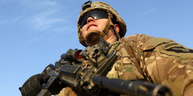 Un soldat en position dans une base militaire américaine, en Irak.