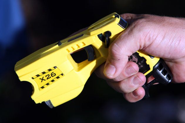 Exemple d'un pistolet à impulsion électrique utilisé par les policiers de Nice en France.