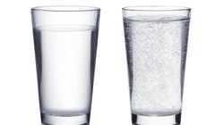 L’eau pétillante est-elle aussi désaltérante que l’eau