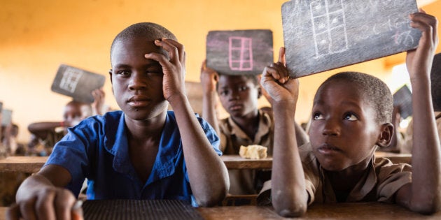 Au Togo, un apprentissage en braille du cursus scolaire ordinaire. Des enseignants mobiles viennent soutenir les enseignants réguliers.