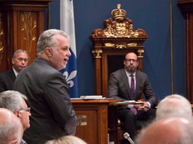 Le premier ministre Philippe Couillard répond aux questions de l'opposition sous le regard attentif du vice-président de l'Assemblée nationale, François Ouimet.