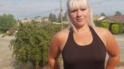 Cette Canadienne pense avoir été congédiée car elle ne portait pas de soutien-gorge au