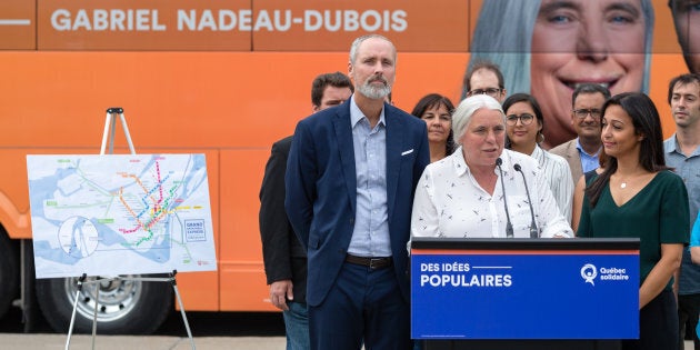 Manon Massé a procédé au dévoilement du projet le «Grand Montréal express» en compagnie des candidats Vincent Marissal (gauche) et Ruba Ghazal (droite).