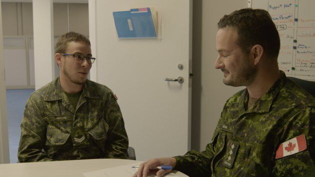 Bien qu'elles ne compilent aucune statistique sur la question, les Forces armées canadiennes estiment qu'environ 200 de leurs membres sont transgenres.