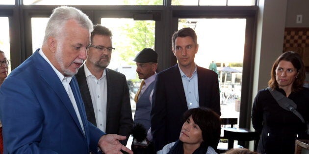 Philippe Couillard était à Gatineau vendredi matin en compagnie du maire de la ville, Maxime Pedneaud-Jobin, et le candidat libéral André Fortin.