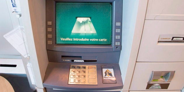 Après les avoir forcés à apprendre à se servir des guichets automatiques parce que les effectifs du personnel au comptoir diminuaient graduellement, vous les incitez maintenant à faire leurs transactions en ligne. 