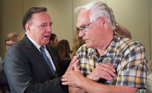 François Legault a pris un bain de foule à Salaberry-de-Valleyfield après son annonce.
