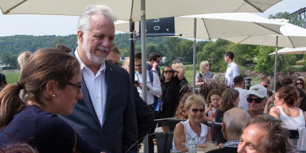 Julie-Maude Perron (gauche), candidate dans Louis-Hébert, et Philippe Couillard.