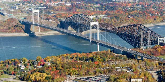 Le chiffre de 400 millions a été avancé pour restaurer le pont de Québec. C'est seulement le dixième du budget du 3e lien. Et plus on attend, plus ce coût va augmenter.