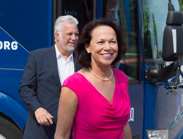 Le chef libéral Philippe Couillard en compagnie de sa candidate dans Jean-Lesage, Gertrude Bourdon. Deux autres candidates libérales disent que Mme Bourdon a été victime de sexisme de la part de la CAQ.