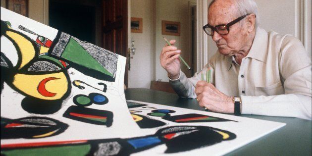 Photo prise le 11 juillet 1981 du peintre catalan Joan Miró, âgé alors de 88 ans, devant l'une de ses dernières lithographies «Espana» à Saint-Paul-de-Vence. Joan Miró est né en 1893 à Barcelone et décédé le 25 décembre 1983 à Palma de Majorque.