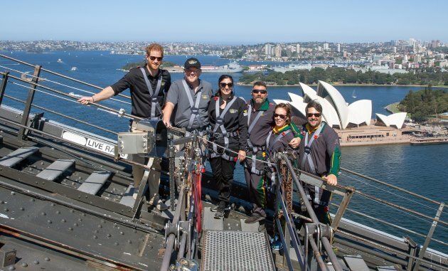 Le prince Harry, le premier ministre de l'Australie Scott Morrison et des représentants des jeux Invictus grimpant le pont du port de Sydney.