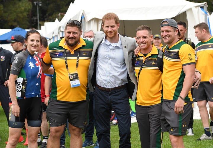 Le prince Harry embrasse les participants aux Jeux Invictus dimanche matin alors que son épouse Meghan Markle prenait une pause.