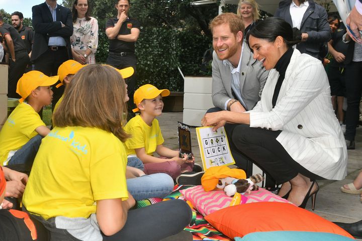 Le duc et la duchesse de Sussex discutant avec des enfants en Australie, dimanche.