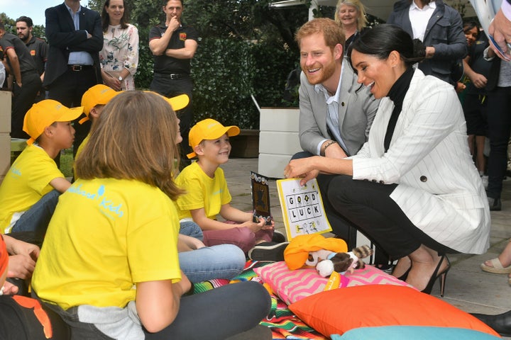 Le duc et la duchesse de Sussex discutant avec des enfants en Australie, dimanche.