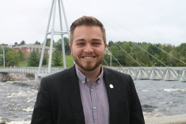 Le candidat du Parti québécois, William Fradette, a passé l'été à distribuer des Mister Freeze dans les campings, les plages et les festivals, au point où il y a eu une rupture de stock dans la région. Le voici devant la Passerelle du centainaire à Alma.