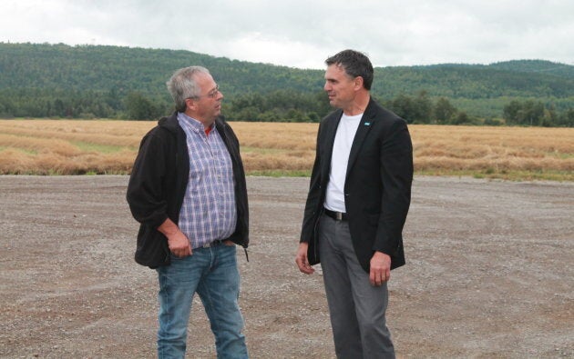 Éric Girard, candidat de la Coalition avenir Québec, s'entretient avec un éleveur de volaille dans la région. M. Girard affirme que même son collègue dans Saint-Jérôme, Youri Chassin, est pour la gestion de l'offre maintenant.