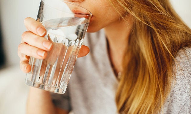 Femme boit de l'eau