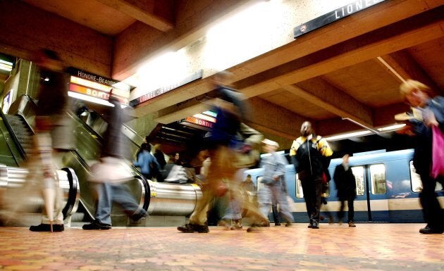 Des usagers du métro à la station Lionel-Groulx, à Montréal.