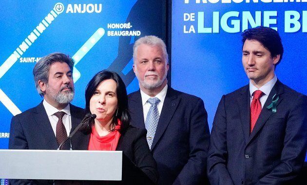Valérie Plante, Philippe Couillard et Justin Trudeau lors de l'annonce du financement de la ligne bleue du métro par le gouvernement fédéral, à Montréal.