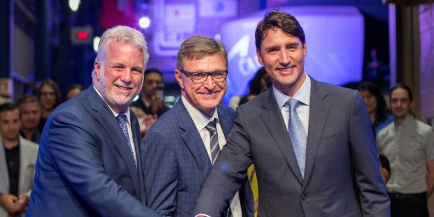 Les premiers ministres Philippe Couillard et Justin Trudeau avec le président et chef de la direction de CAE Marc Parent, le 8 août 2018.