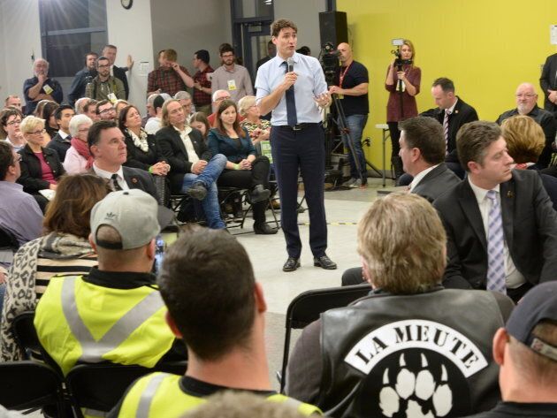 Le premier ministre Justin Trudeau entouré de membres de La Meute et de gilets jaunes lors de son assemblée publique à Saint-Hyacinthe, le 18 janvier 2019.