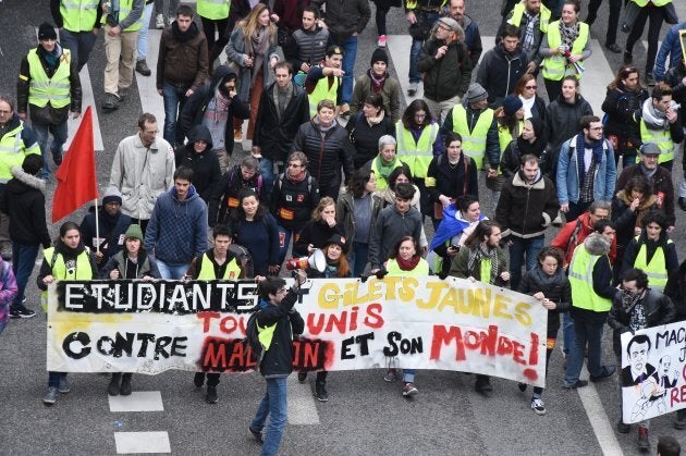 Des manifestants déambulant dans les rues de Bordeaux.