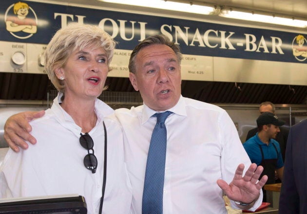 Le chef de la CAQ, François Legault, en compagnie de son épouse Isabelle Brais chez «Ti-Oui Snack Bar».