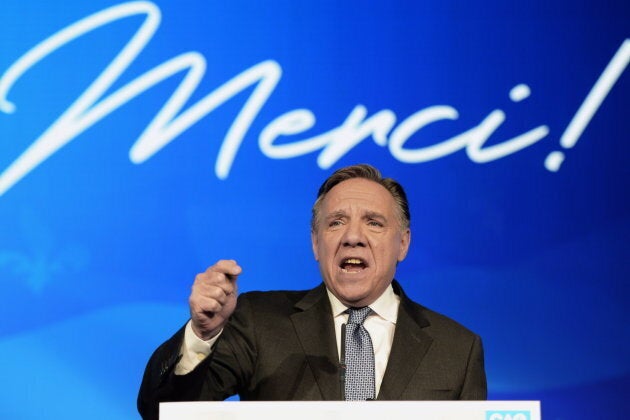 François Legault prononce son discours de victoire après une écrasante majorité dans la province.