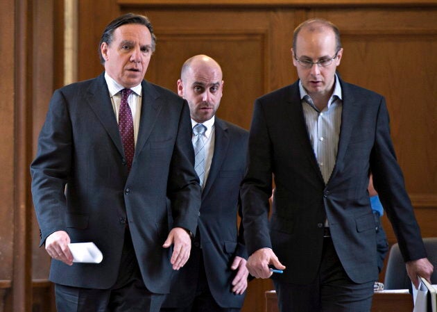 Francois Legault revient d'une rencontre avec la première ministre Pauline Marois dans cette photo d'archives de 2013. Il est aux côtés de son conseiller Martin Koskinen (à droite) et de son attaché de presse Jean-Francois Del Torchio (au centre).