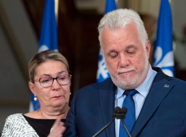 Philippe Couillard accompagné de sa conjointe Suzanne Pilote en annonçant son départ de la vie politique.
