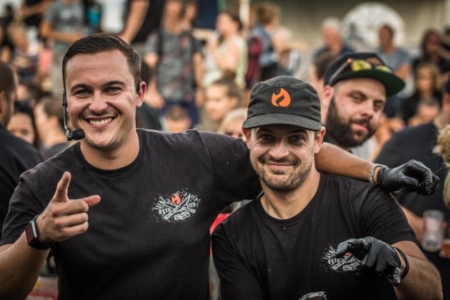 Jean-Philippe et Max Lavoie s'y connaissent en barbecue hivernal. Ils ont déjà organisé un party de Super Bowl où ils avaient installé 11 barbecues dans la cour arrière de Jean-Philippe.