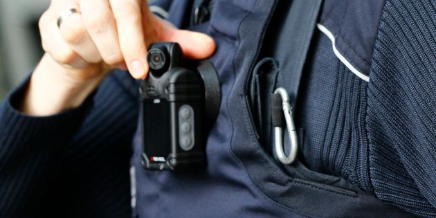 Photo d'une caméra corporelle sur un policier allemand.