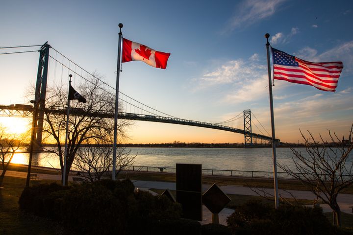 Le pont Ambassadeur, qui relie Détroit, dans l'État américain du Michigan, et Windsor en Ontario.
