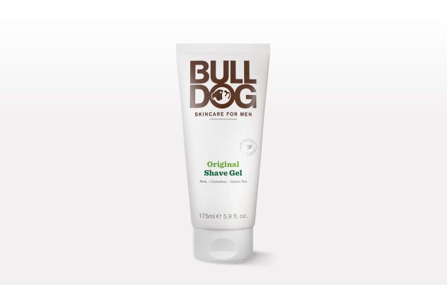 La formule hydratante du gel à raser Bulldog est composée d'aloès, d'huile de caméline et de thé vert. Prix : 7,49$