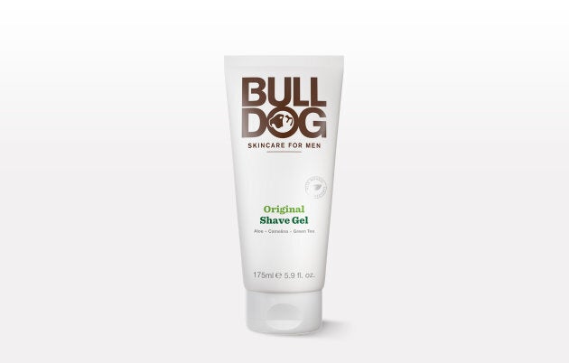 La formule hydratante du gel à raser Bulldog est composée d'aloès, d'huile de caméline et de thé vert. Prix : 7,49$