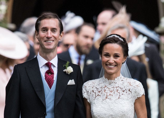 (KIKA) - LONDRA - Pippa Middleton ha dato alla luce un maschietto alla Lindo Wing di Londra. Il primo figlio della sorella di Kate Middleton e di James Matthews pesa ben ben 4 chilogrammi!"James e Pippa hanno avuto un bimbo, è nato lunedì 15 ottobre alle ore 1.58 e pesa 4 chili. Sono tutti felicissimi, madre e figlio stanno bene", ha commentato un amico della coppia a Hello! Magazine.Pippa Middleton ha deciso di partorire nella Lindo Wing del St. Mary's Hospital di Londra, nello stesso reparto molto costoso in cui sono nati i tre figli dei duchi di Cambdrige, George, Charlotte e Louis. James Matthews e la sorella di Kate sono sposati dal 20 maggio 2017.