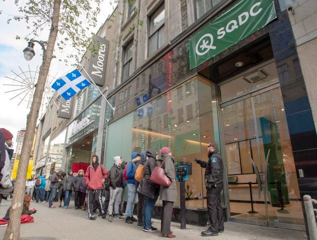 Des clients font la file à la Société québécoise du cannabis. La société d'État a dû réduire ses heures d'ouverture en raison d'une importante rupture de stock.