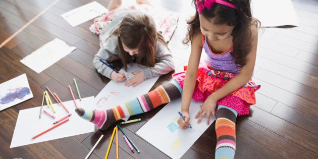 Les séances de jeux chez des amis font du bien aux enfants pour de nombreuses raisons. Voici ce que les pédiatres pensent à demander au préalable.