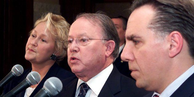 Le premier ministre Bernard Landry aux côtés de sa ministre des Finances, Pauline Marois, et de son ministre de la Santé, François Legault, en 2003.