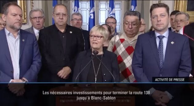 La députée de Duplessis, Lorraine Richard, en compagnie d'une importante délégation de la Côte-Nord pour réclamer le prolongement de la route 138.