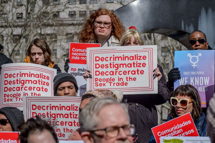 Des militants de Decrim NY, une coalition d'activistes, se sont rassemblés le 25 février pour demander la décriminalisation de la prostitution dans la ville et l'État de New York.