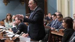 Libéraux et solidaires accusent Legault de ne pas se comporter en premier