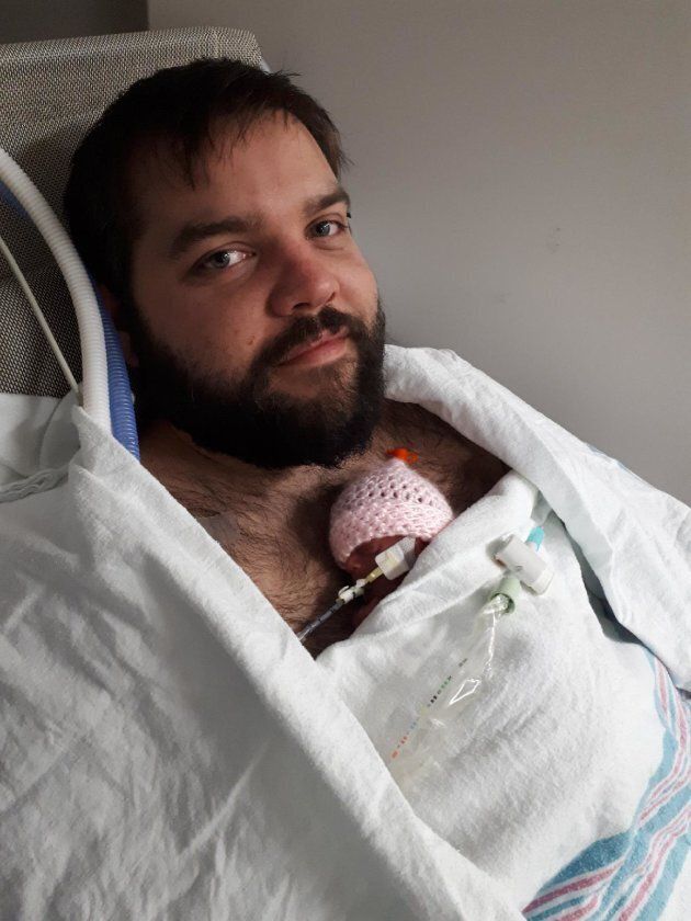 Nicolas Sallio et sa fille Lyvia, 10 jours après sa naissance à 25 semaines.