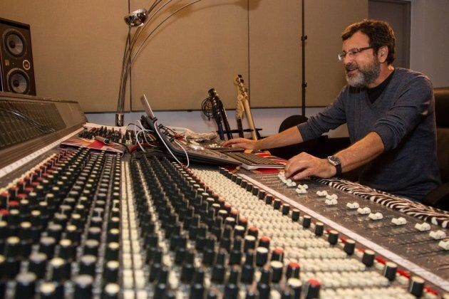 Denis Lévesque en studio.