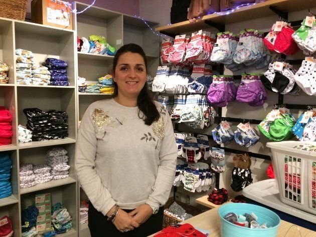 Emmanuelle Robidou, assistante-gérante à la boutique Câlins et popotin, à Montréal. La boutique offre également des ateliers gratuits d'introduction aux couches lavables plusieurs fois par mois.