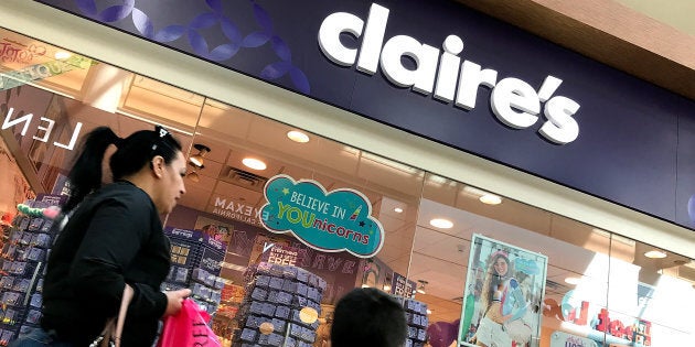 Une ancienne employée d'une boutique Claire's à Edmonton a écrit une lettre ouverte qui a incité la compagnie à s'engager à changer sa politique de perçage des oreilles.