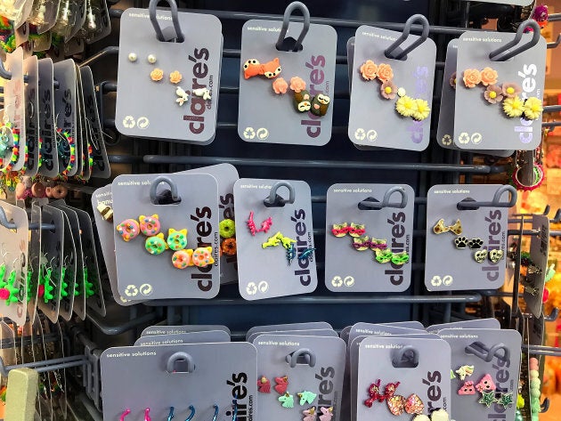 Des boucles d'oreilles disposées dans une boutique Claire's de San Rafael, en Californie