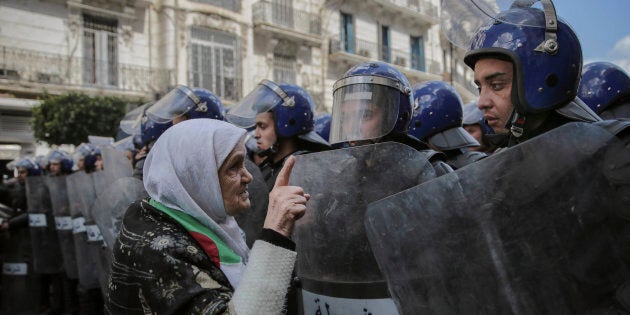 Une femme âgée confronte les forces de sécurité lors d'une manifestation à Alger, le mercredi 10 avril 2019. Le sénateur algérien Abdelkader Bensalah, nommé pour occuper temporairement le poste laissé vacant par l'ancien président Abdelaziz Bouteflika, a annoncé qu'il agirait rapidement pour organiser «élection pour inaugurer une Algérie de l'avenir».